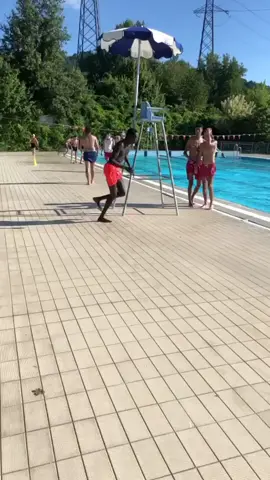 Oggi mi sentivo  Bruce Lee￼#brucelee #foryou #comic #estate #piscina #tuffo