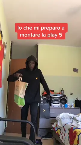 La persona dopo la @ ti deve la play 5 #foryoupage #ps5 #foryou #comic #ironia #fratellino