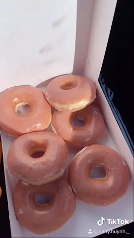🍩📚// #foryou #vietnam #krispykreme wowowowow