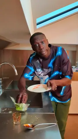 Who does the dishes in your home ❓🤣#learnfromkhaby #learnwithtiktok #imparacontiktok