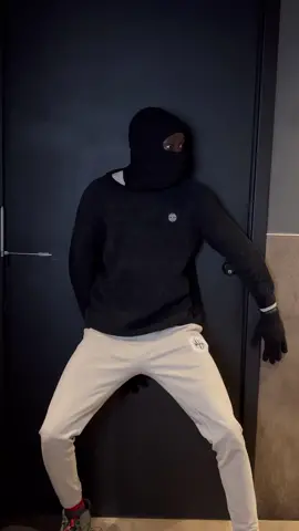 The unprofessional thief 🤣🦾👀 #learnfromkhaby #LearnOnTikTok @tiktok