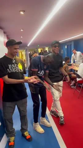 Naaaah! I will show you the real Khaby’s Move! 🤲🏾🤣 @psg #mbappe #hakimi #learnfromkhaby #learnfromkhaby