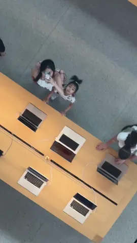 có bao nhiêu người trong video này?