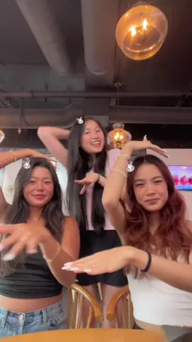2 bạn mình là người gì nhỉ?
