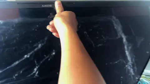 Thay màn hình tivi tại nhà