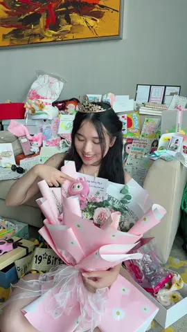 tuần sau mới làm tiệc nên chắc tháng 8 mới có video hehe! nhưng cảm ơn các bạn fan đã gửi mình thư cute cute nha!! ❤️