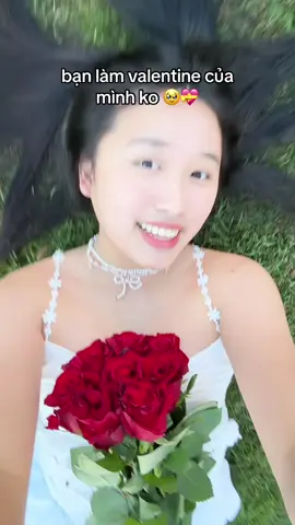 mn đi qua nhìn kiểu… sao con này nằm dưới đất làm cái gì thế