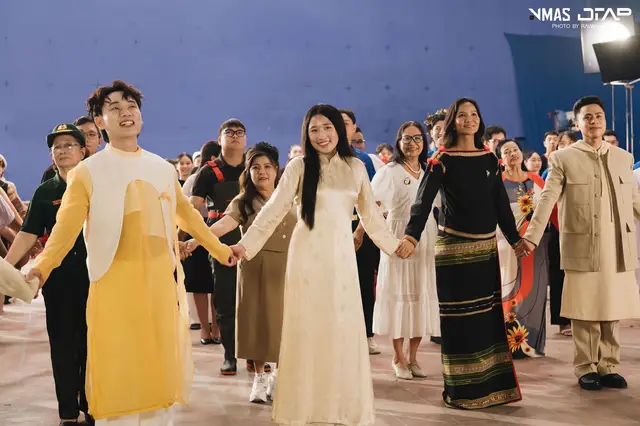 Vào tháng 6 vừa qua, mình đã rất may mắn có cơ hội tham gia quay 1 số cảnh trong MV “Made in Vietnam”. 🇻🇳❤️ Mình rất ngưỡng mộ chị Phương Mỹ Chi, DTAP, chú Trú…