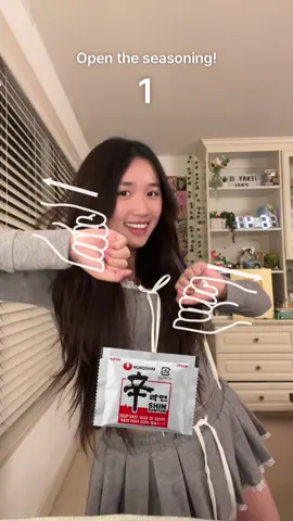 Thử thách tạo dáng cùng Shin nhưng có vẻ hơi fail 😗 #ad #SHINPoseChallenge  #shinramyun #nongshim  #spicyhapinessinnoodles @Nongshim Global