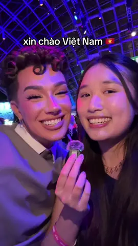 khi được gặp @James Charles ngoài đời tại sự kiện MrBeast! Mình là fan của anh ấy từ 2017 luôn haha 😭